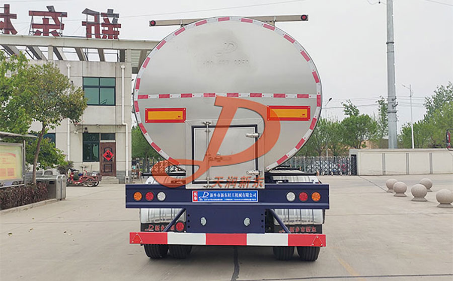<a href=http://www.xdqj.com/product/xiannaiche/ target=_blank class=infotextkey>鲜奶运输车</a>