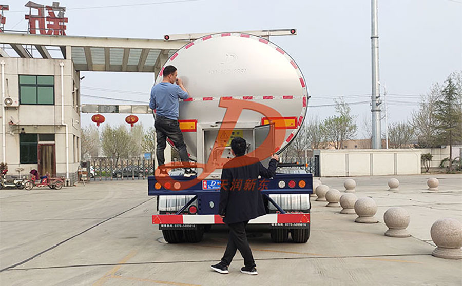 <a href=http://www.xdqj.com/ target=_blank class=infotextkey>牛奶运输车</a>