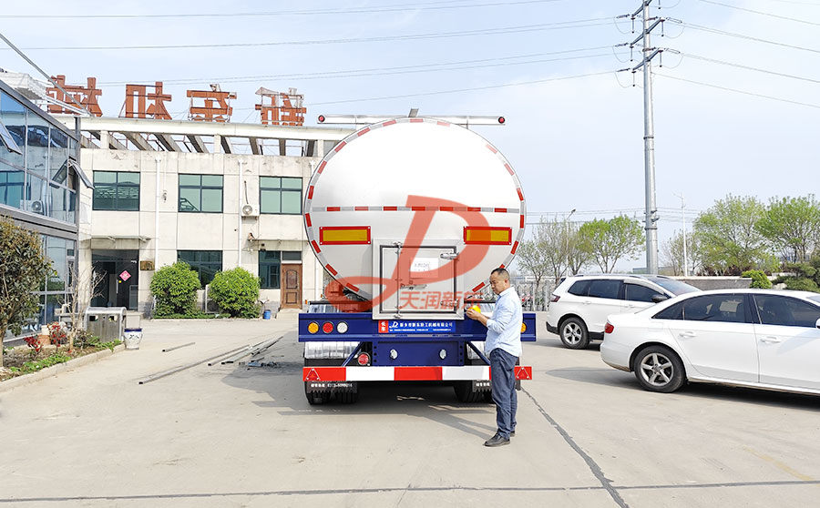 <a href=http://www.xdqj.com/ target=_blank class=infotextkey>牛奶运输车</a>