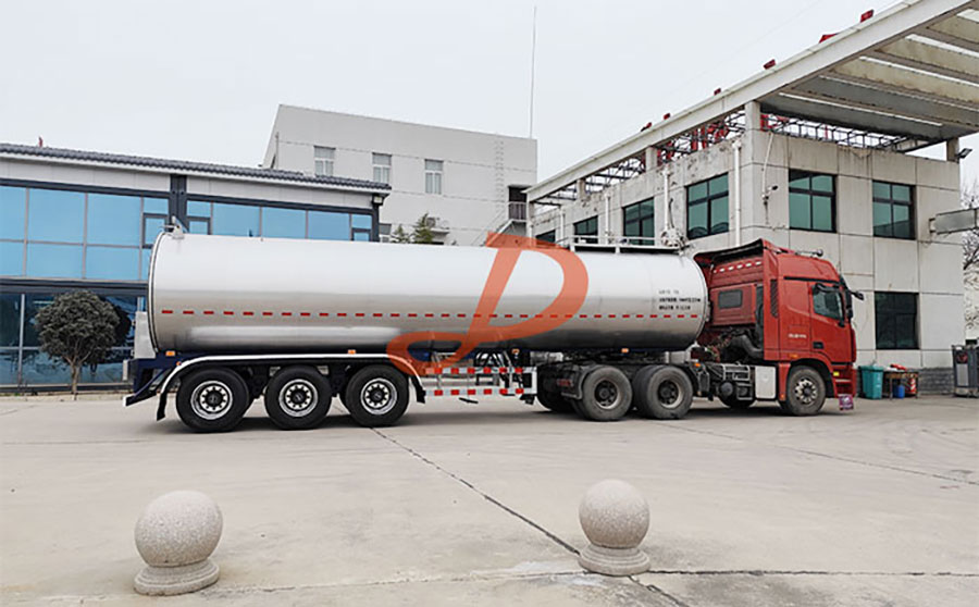 <a href=http://www.xdqj.com/product/xiannaiche/ target=_blank class=infotextkey>鲜奶运输车</a>