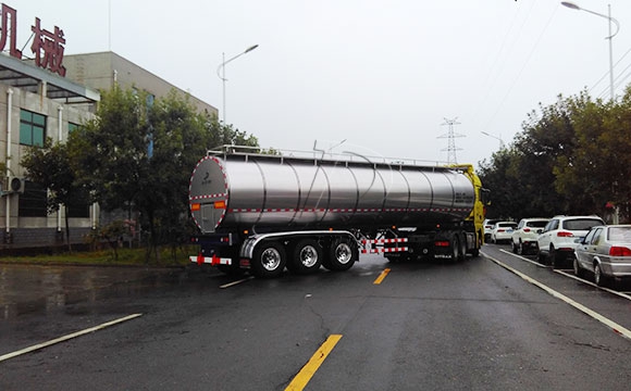 34吨半挂牛奶运输车