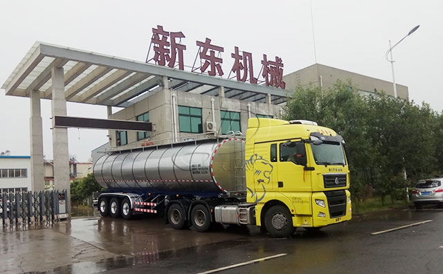 客户提车太热情！新东机械34吨半挂牛奶运输车冒雨交车
