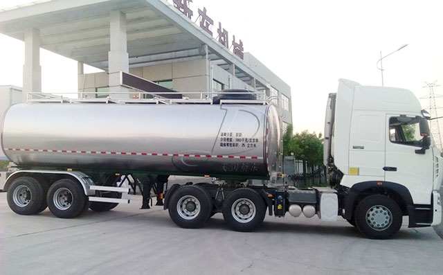 哈尔滨李经理订购的25吨半挂奶罐车今日发货
