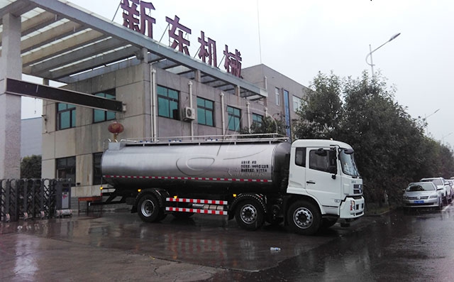 广州客户16吨牛奶运输车冒雨发货！