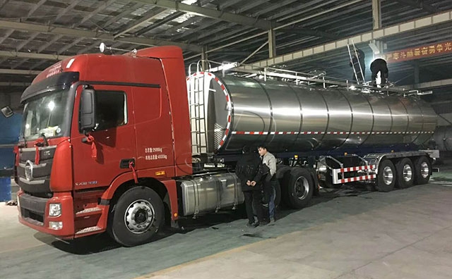 34吨鲜奶运输专用罐车连夜发货