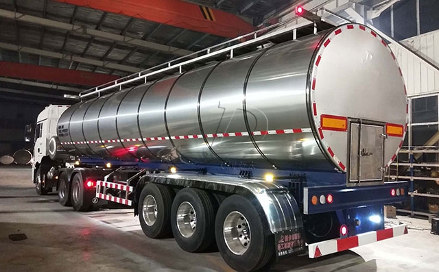 陕西客户订购的33吨牛奶运输专用车半夜发货