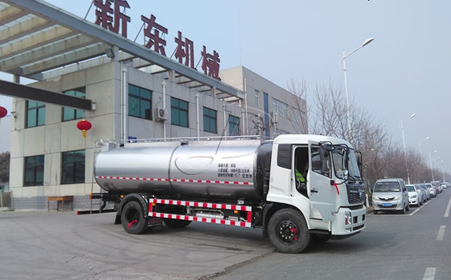 黑龙江客户订购的两轴10立方鲜奶运输车发货