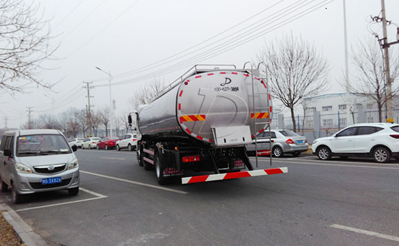 牛奶保鮮運(yùn)輸車