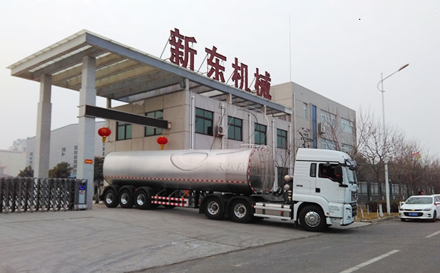 江苏38吨低温液体牛奶保温运输罐车发货现场