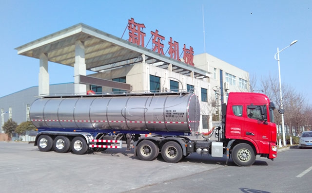 新疆客户在我公司订购的33吨半挂奶罐车顺利发车