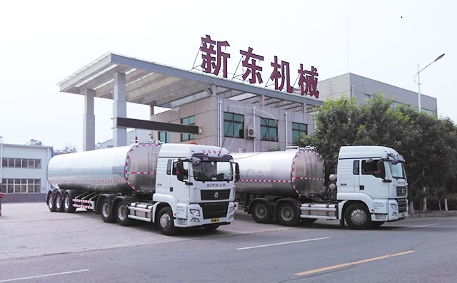 新东机械40吨大型鲜奶运输车发货现场照片