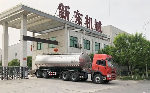 山东客户订购的25吨半挂牛奶保鲜运输车发货