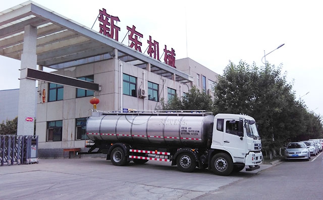 淄博5250车罐一体鲜奶运输专用车客户提车现场