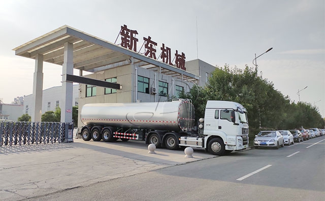 天润新东38吨大型半挂奶罐车发往重庆