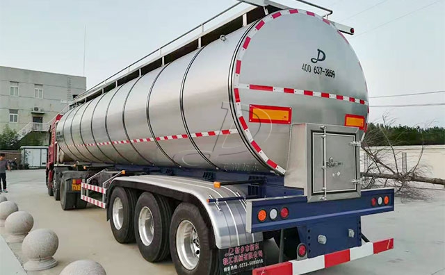 福建客户订购的33吨半挂鲜奶运输罐车连夜发货