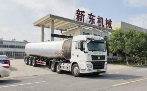 天润新东大型运输牛奶半挂车发货现场