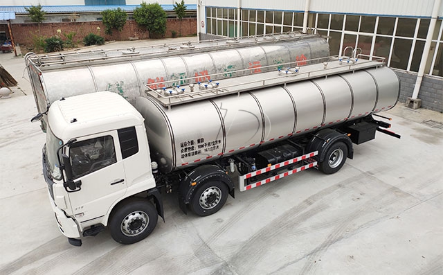 天润新东牌18吨拉奶冷藏车准备发往贵州