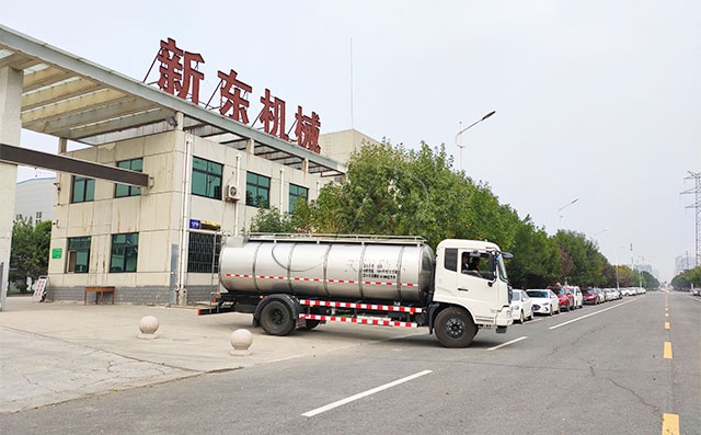开封客户订购的10吨车罐一体运奶车发货现场