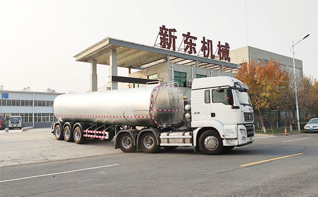 重庆客户订购的40立方运输牛奶车下午发货