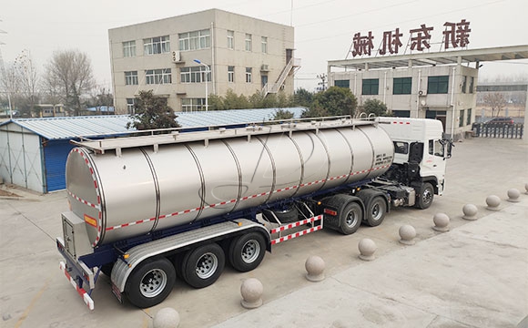 我公司天润新东牌大型半挂鲜奶运送车发往河南洛阳