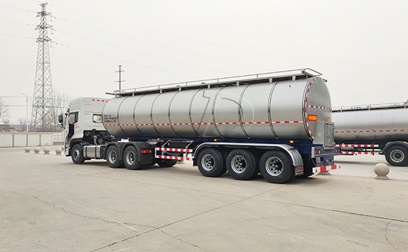 我公司天润新东牌大型半挂鲜奶运送车发往河南洛阳