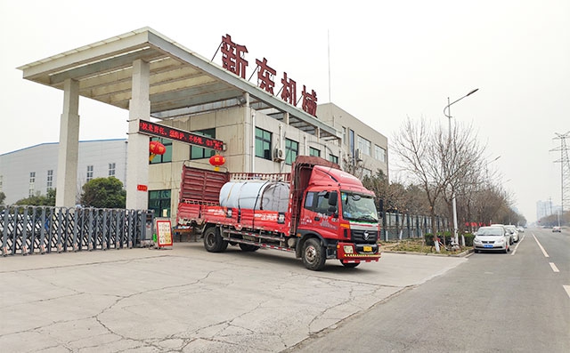我公司生产的3吨保温运输罐发往河南郑州