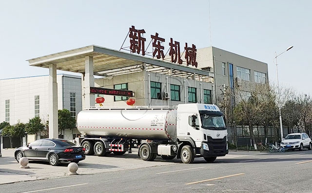 新东机械28吨两轴半挂运输鲜鲜奶运输车发往江苏