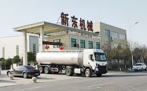 新东机械28吨两轴半挂运输鲜奶罐车发往江苏
