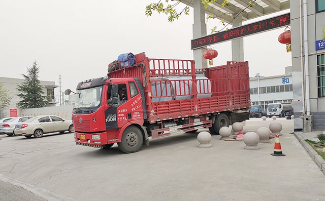 郑州铁路局订购的3吨不锈钢保温储水罐下午发货