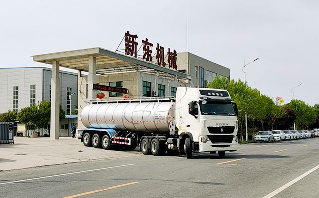 宁夏客户订购的大型运输鲜鲜奶运输车发车现场