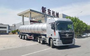 天润新东35吨牛奶奶罐运输车发往东北哈尔滨