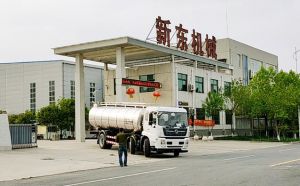 天津客户订购的16吨鲜奶运输专用车客户提车现场