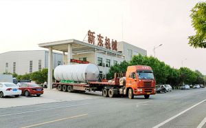 我公司两台35吨大型室外奶仓发往甘肃