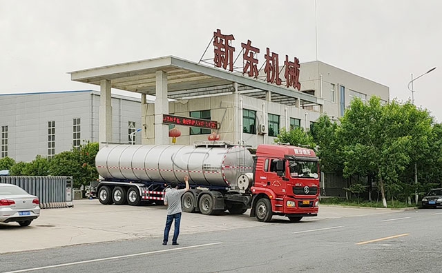 陕西34吨半挂鲜奶运输物流车客户提车现场