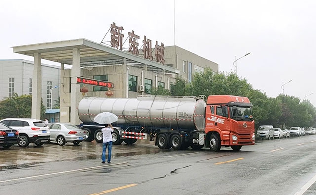 我公司35吨半挂鲜奶运输专用车发往河南鹤壁