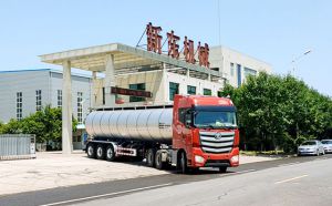 新疆35吨大型半挂鲜奶物流运输罐车今天上午发货