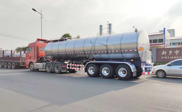 内蒙34吨半挂运输牛奶罐装车客户提车现场