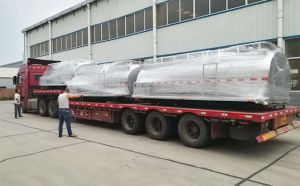 外蒙古五台5吨鲜奶运输罐装车发货现场