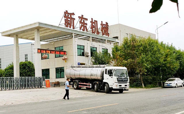 我公司东风三轴16吨连体鲜奶运输车交付山东客户