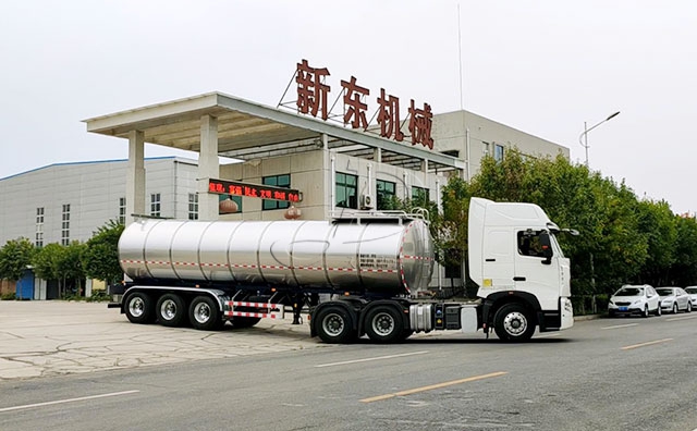 河北客户订购的35吨无菌鲜奶运输挂车提车现场