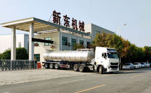 新疆客户订购的33吨鲜奶半挂运输车顺利交付
