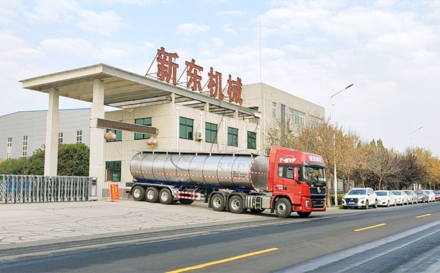 天润新东35吨半挂保温运奶车发往黑龙江