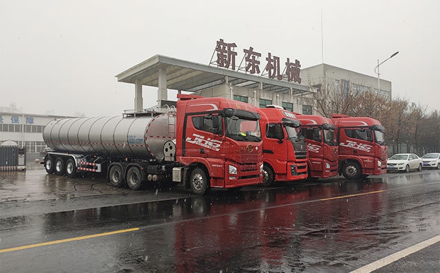 宁夏四台35吨半挂奶罐车冒雪急发