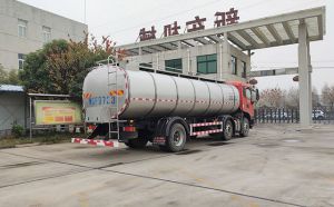 河南新乡一体鲜牛奶罐装运输车发往原阳客户处