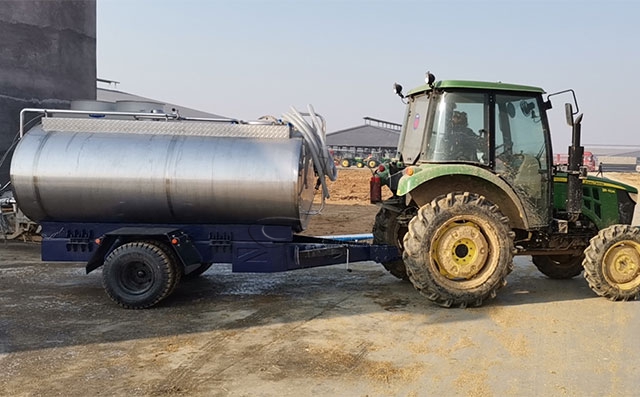 拖拉机牵引式鲜奶运输罐车山东客户使用现场