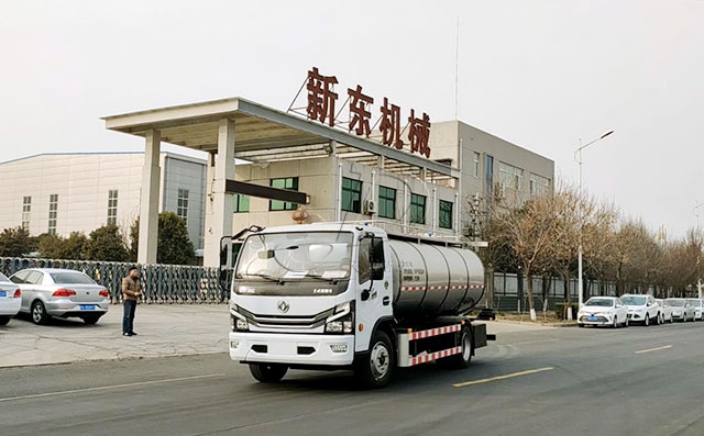 江苏知名乳企订购的7吨奶罐车下午提车