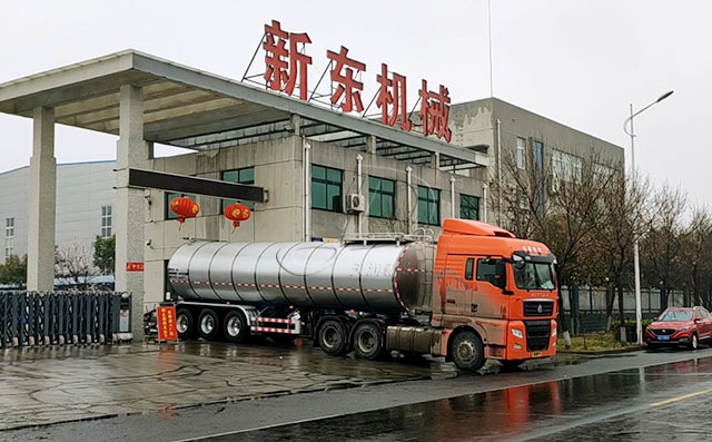 河北乳企订购的33吨大型拉鲜奶罐车冒雨发车