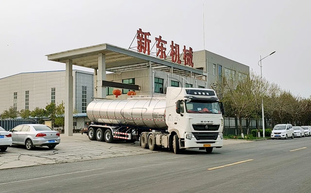 新东34吨半挂鲜奶直通车交付陕西客户使用