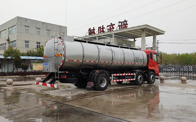 我公司前四后四16吨鲜奶运输车冒雨发往湖南