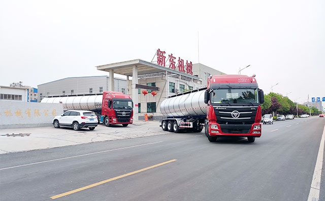 我公司两台35吨鲜奶运输槽罐车发往陕西